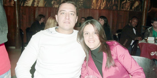 Rafael Guaste e Denise Zoca foram clicados em animado barzinho da cidade 